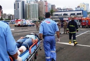 Bombeiros fazem treinamento no centro de Maringá